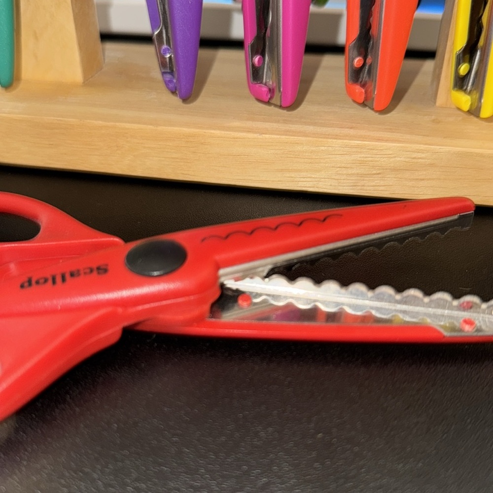 Craft Scissors, 12 different Cutting Designs, EUC - Picture 8 of 16